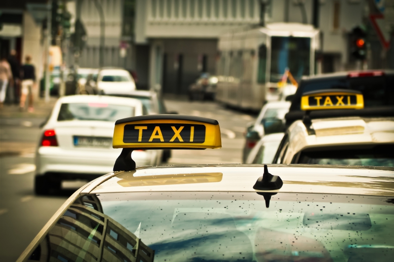 taxis-STE MAXIME-min_road-traffic-car-glass-driving-city-583084-pxhere.com