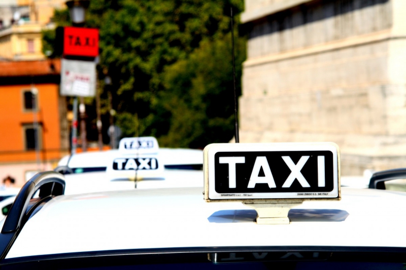 taxis-STE MAXIME-min_taxi_auto_rome_road_white-1051610